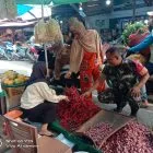 Babinsa Pantau Harga Sembako di Pasar Tradisional, Pastikan Kebutuhan Pokok Warga Tetap Tersedia