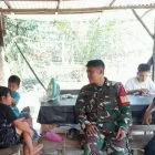 Sapa Warga di Tengah Aktivitas, Babinsa Serda Deva Jalin Komsos dengan Suasana Santai