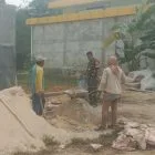 Babinsa Koramil Muara Bungo Imbau Pekerja Bangunan Gunakan Masker di Tengah Kabut Asap Tebal