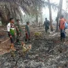 Babinsa Bersama Masyarakat Peduli Api Laksanakan Pemadaman dan Ground Check Karhutla di Muara Tabir