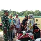 Babinsa Koramil Tanah Tumbuh Ajak Warga Jaga Kamtibmas dan Waspada di Musim Kemarau