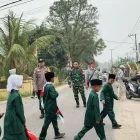 Babinsa Amankan Pawai Karnaval HUT ke-56 Desa Purwo Bakti, Wujudkan Kegiatan Aman dan Tertib
