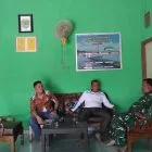 Babinsa Koramil 416-03/Sungai Bengkal Gelar Komsos Dengan Aparat Desa Sampaikan Pesan Jaga Ketertiban dan Kebersihan Lingkungan