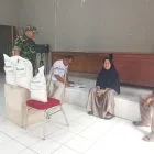 Babinsa Koramil 416-04/Pulau Temiang Dampingi Pembagian Beras kepada Warga
