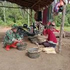 Babinsa Koramil 416-01/Rantau Pandan Bantu Warga di Desa Tebing Tinggi