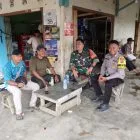Babinsa Koramil 416-03/Sungai Bengkal bersama Bhabinkamtibmas Kompak Gelar Komsos Pantau Wilayah Binaannya