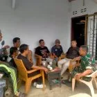 Jaga Desa Tetap Asri, Babinsa Sertu Bakri Ajak Warga Aurcino Bersatu Rawat Lingkungan