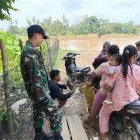 Lindungi Generasi Penerus dari Bahaya Asap Karhutla, Babinsa Kopka Mashudi Gencarkan Kepedulian Kesehatan Anak
