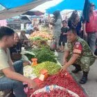 Pantau Harga Sembako, Babinsa Koramil 416-06/Muara Bungo Komsos dengan Pedagang