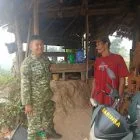 Babinsa Koramil 416-03/Sungai Bengkal Jalin Komunikasi dengan Pengusaha Batu Bata, Dorong Penguatan Ekonomi Warga